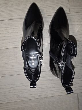 DKNY Womens Black Patent Pointed-Toe Ankle Boots